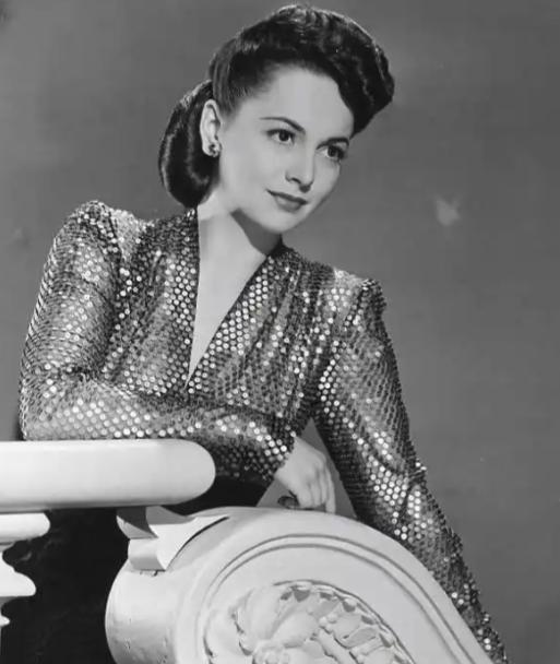 1954年，挪威首相夫人弗娜访问苏联，临走前，与一个年轻人度过了一个愉快的夜晚，