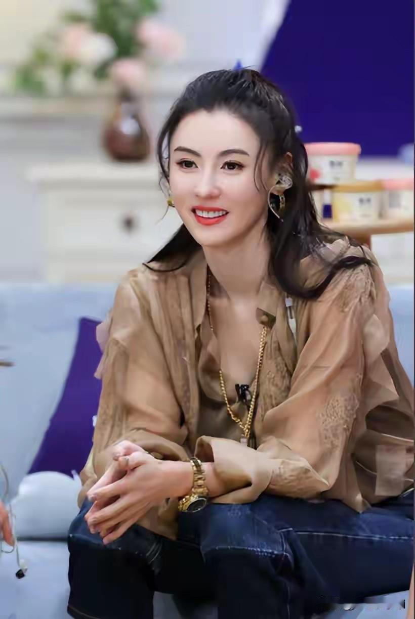 在一路繁花中，刘嘉玲对柏芝说，你要开心，也没有什么不开心的。还有这么乖的儿子！还