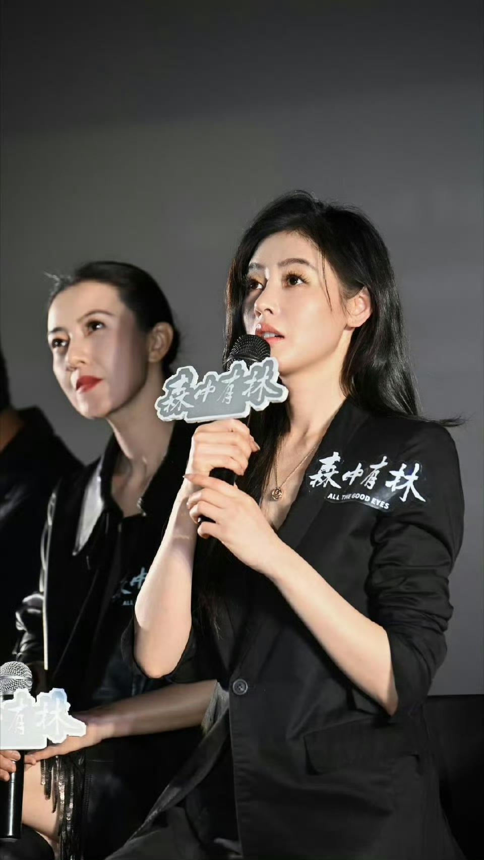 张天爱：圆圆姐，别塞了别塞了！再喂我真要胖成球了。高圆圆：吃吧，拍戏消耗大，