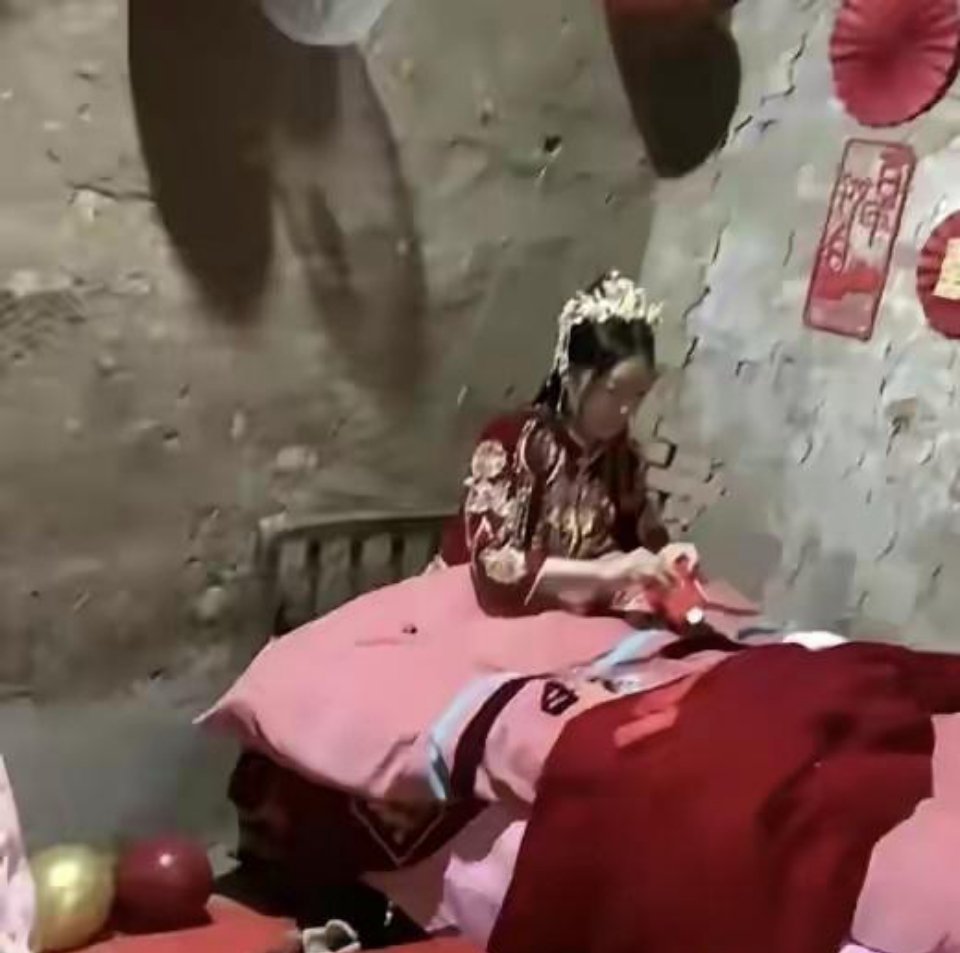 新娘上辈子应该欠新郎不少钱吧！