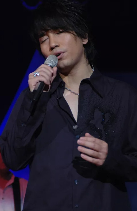 2003年，《金粉世家》想让齐秦来演唱主题曲《暗香》。但三宝却说：“给我50