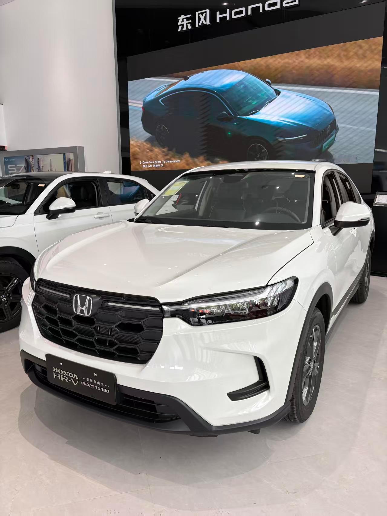 样子更年轻了，空间利用是本田强项，后排地台几乎全平，坐三个人也不挤。