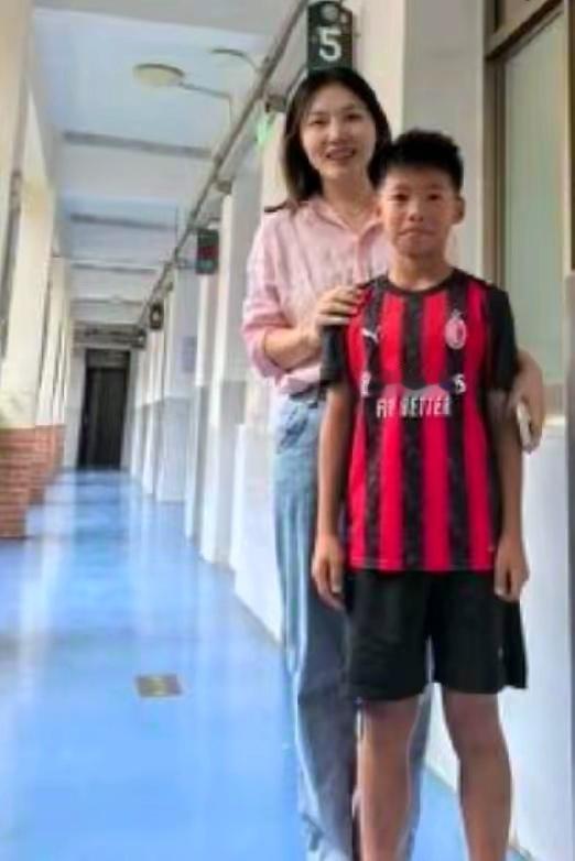 全场都站起来鼓掌啦！12岁足球小将孟新艺回学校这一幕，把无数网友都看哭