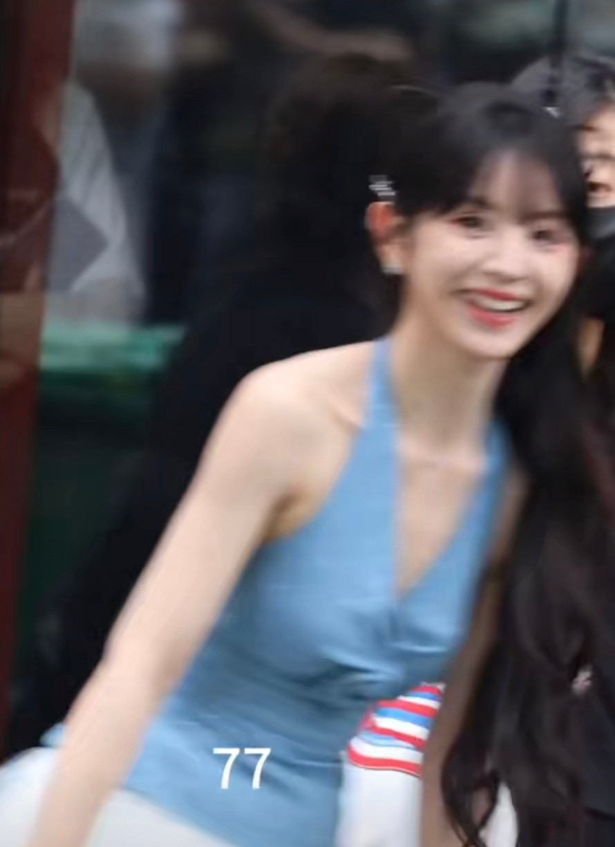 田曦薇《一见你就笑》上班路透，甜辣猫猫美少女，太酷了！​​​
