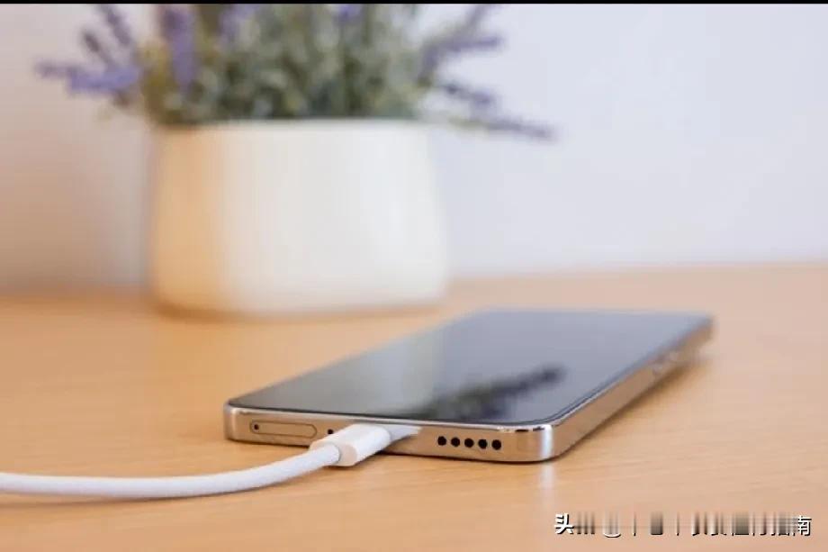 教大家一个让手机充电速度变快的小技巧，不是换充电头，不是换数据线，也不是开飞行模