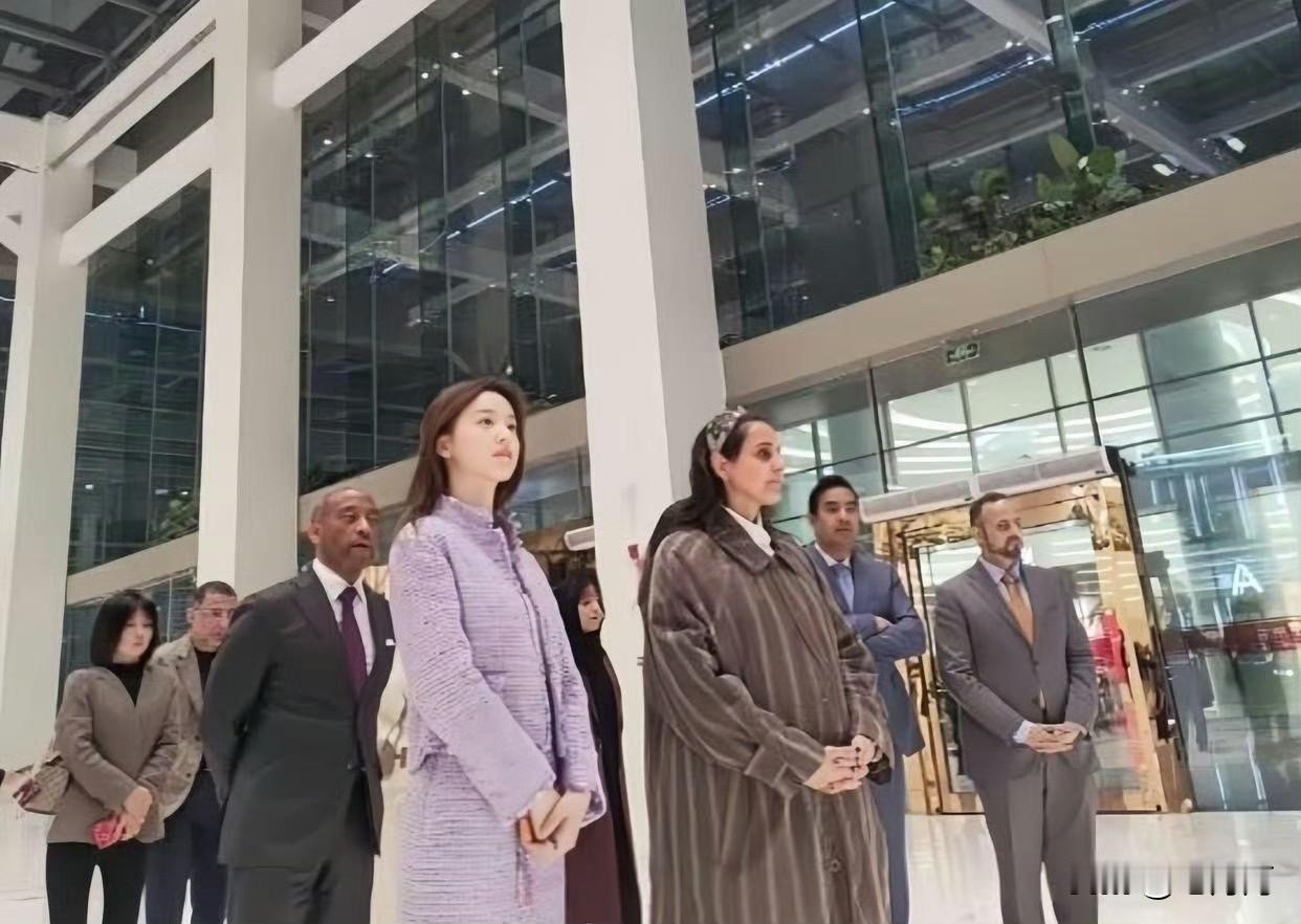 章泽天现身京东总部，迎接卡塔尔公主到访。她身着浅紫色小香风外套，一见面便热情拥抱