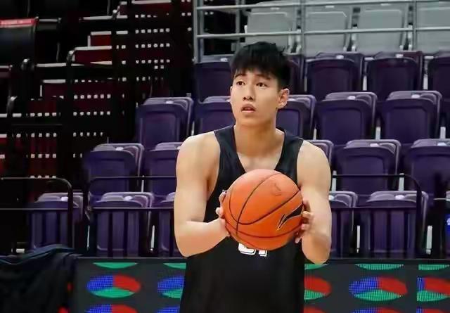 李虎翼完美蜕变在辽宁队与北控队的第三场热身赛中，李虎翼给辽宁球迷眼前