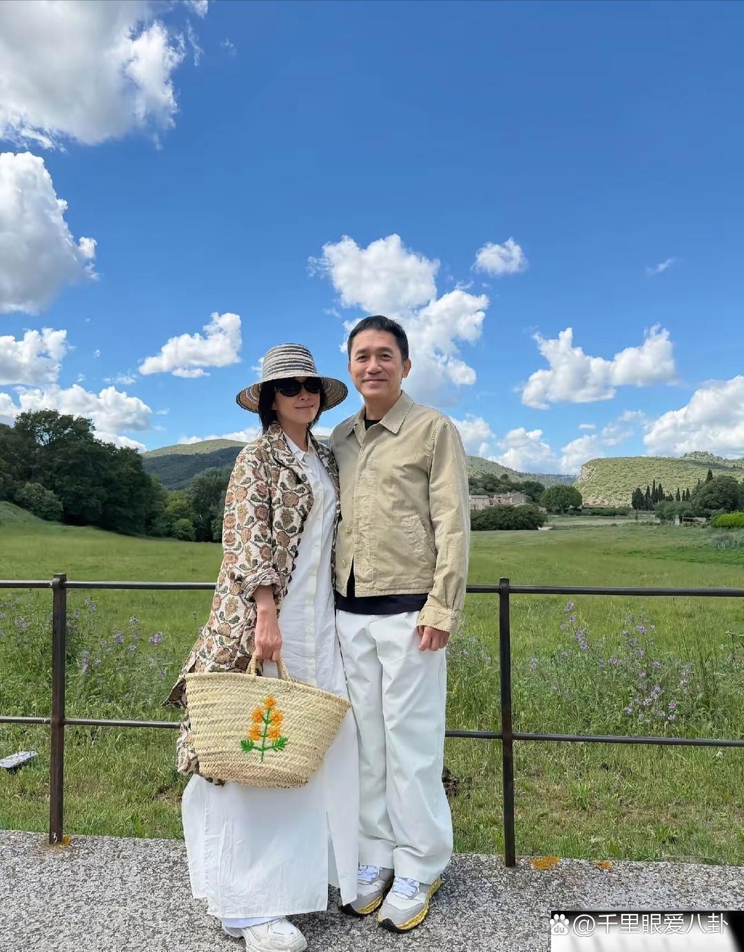 刘嘉玲60岁了，晒出和老公梁朝伟在法国小镇度假照，谁懂啊，太养眼了！​