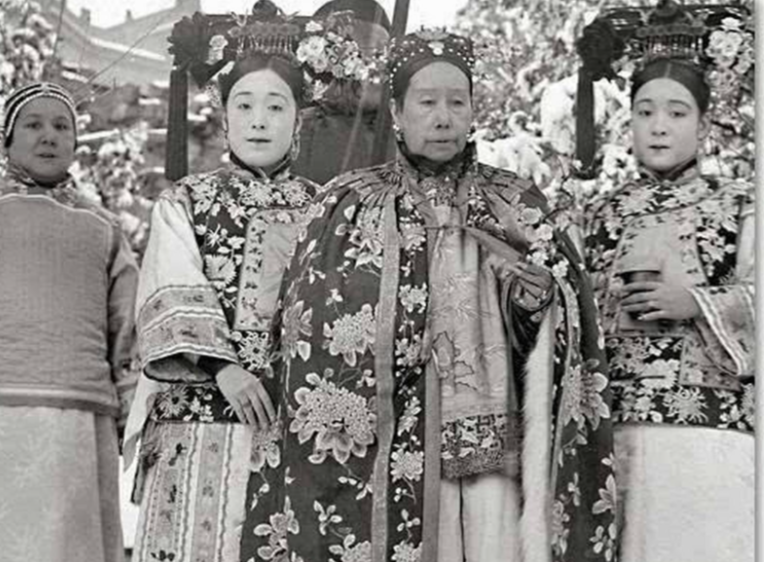 1885年的一天，紫禁城深处，气氛微妙。慈禧刚换上一身新衣，刚对镜整理了一下衣角
