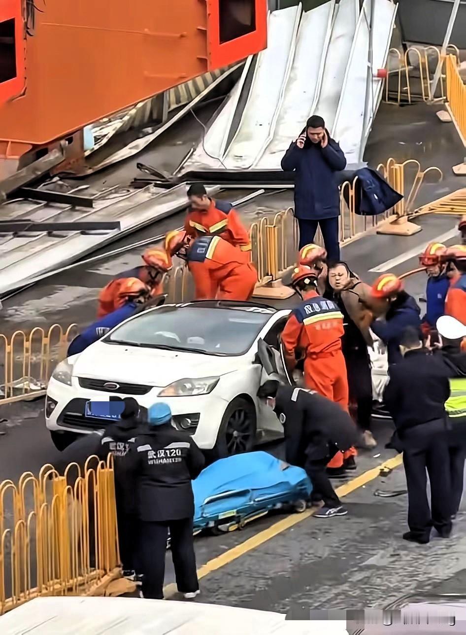 揪心！武汉龙门吊轰然倒塌砸中轿车，后排人员遇难，司机被救后惊魂未定的画面，看了心