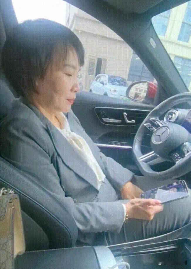 这位阿姨长得好像一个人，你们看出来像谁了吗，打在评论区[哭哭]