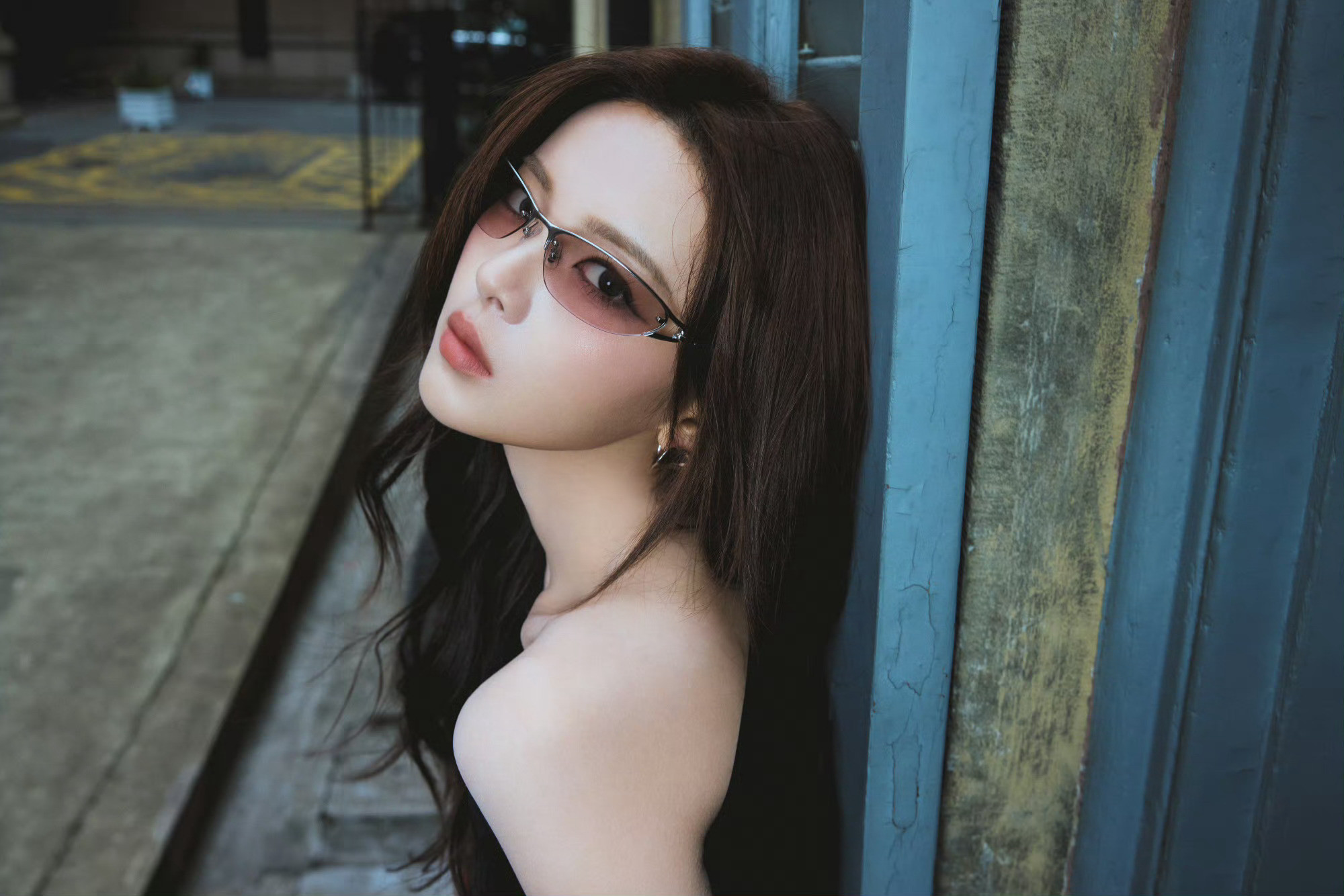 杨超越全黑Look沉默即张力。