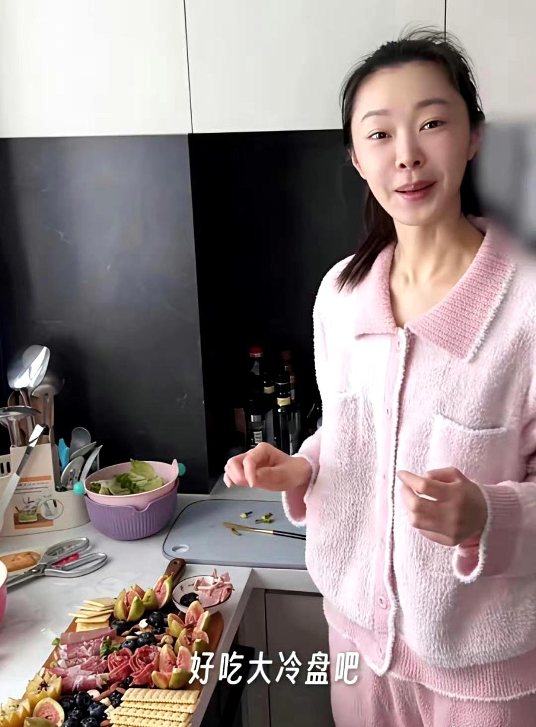 宋轶素颜居家随拍释出，褪去浓妆的模样满是清新温柔。一袭粉色软糯居家服，衬得她眉眼