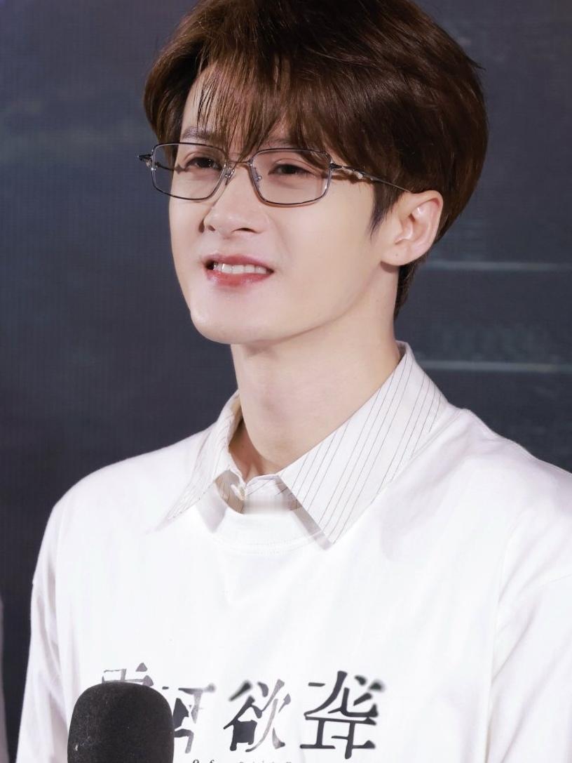 没想到，再次被檀健次惊到了！中秋晚会上，檀健次和叶世荣合作的《海阔天空》，就