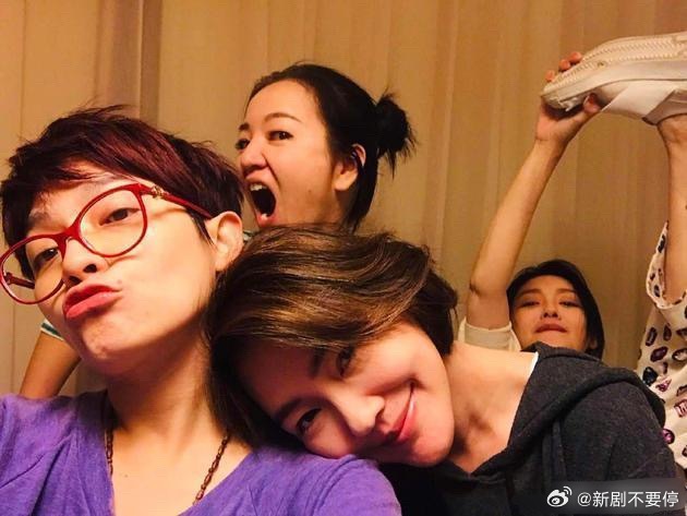 阿雅看大S毕业照忍不住落泪阿雅说以前考试的时候大S抄她英文答案，结果反过来怪她“