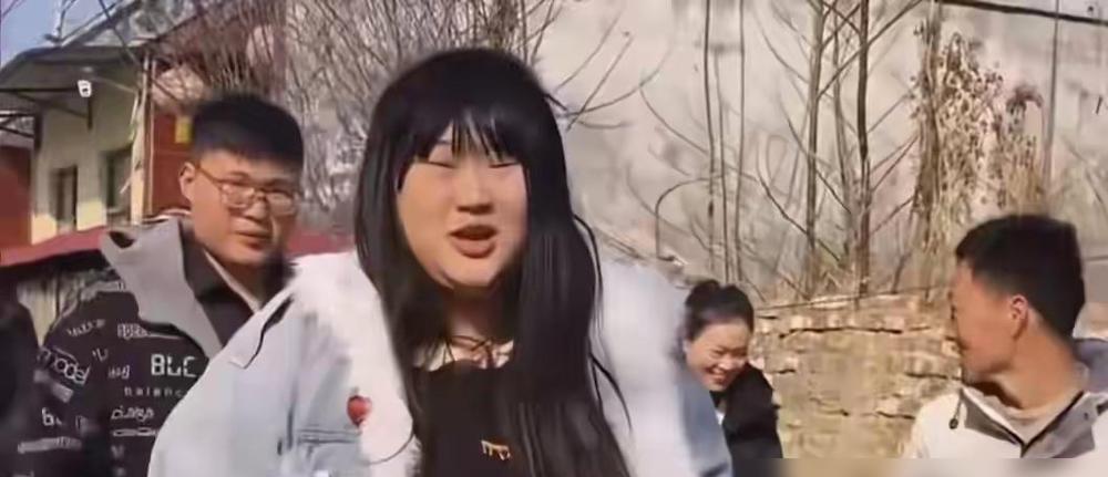 她低头刷手机时，婆婆的寿宴正热闹。镜头突然怼到脸上，她直接开怼：“拍什么拍！