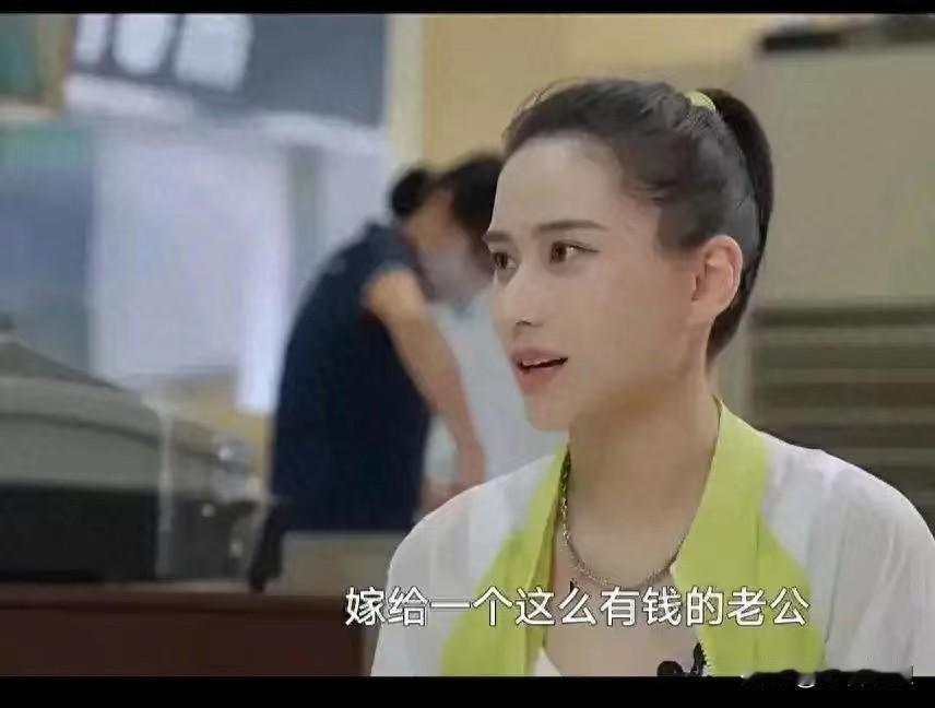 何超莲说“感谢妈妈嫁给有钱老公”，评论区炸锅了！不是她炫不炫富的问题，