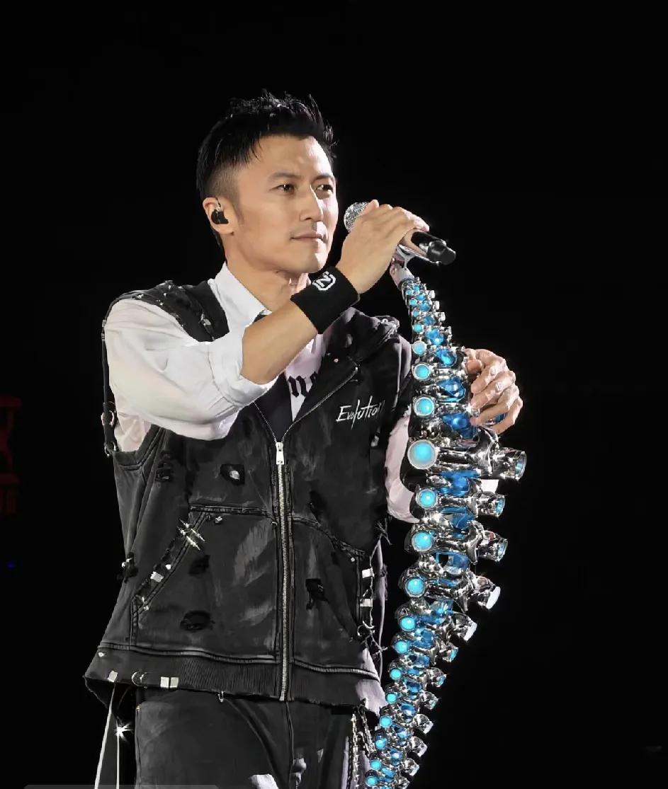 你可以说谢霆锋不帅，也可以说他演技不行，但唯独有一点，必须得承认的是，谢霆锋