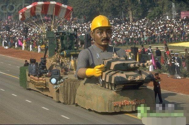 手托战斗机、肩扛航母，一辆摩托便能组建运输连，印度以其独具特色的方式，向全球人民