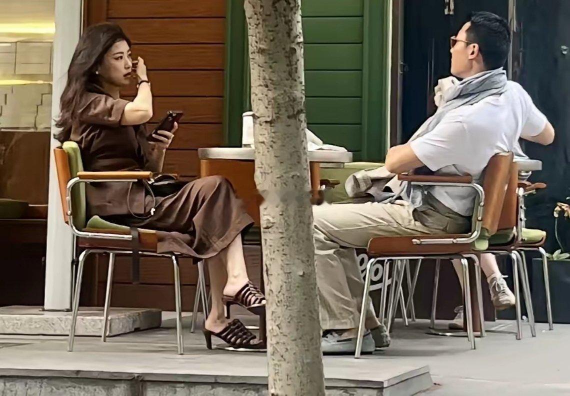 她应该是娱乐圈最干净的女艺人了吧？老公还是小鲜肉，什么老男人根本入不了她的桃花眼