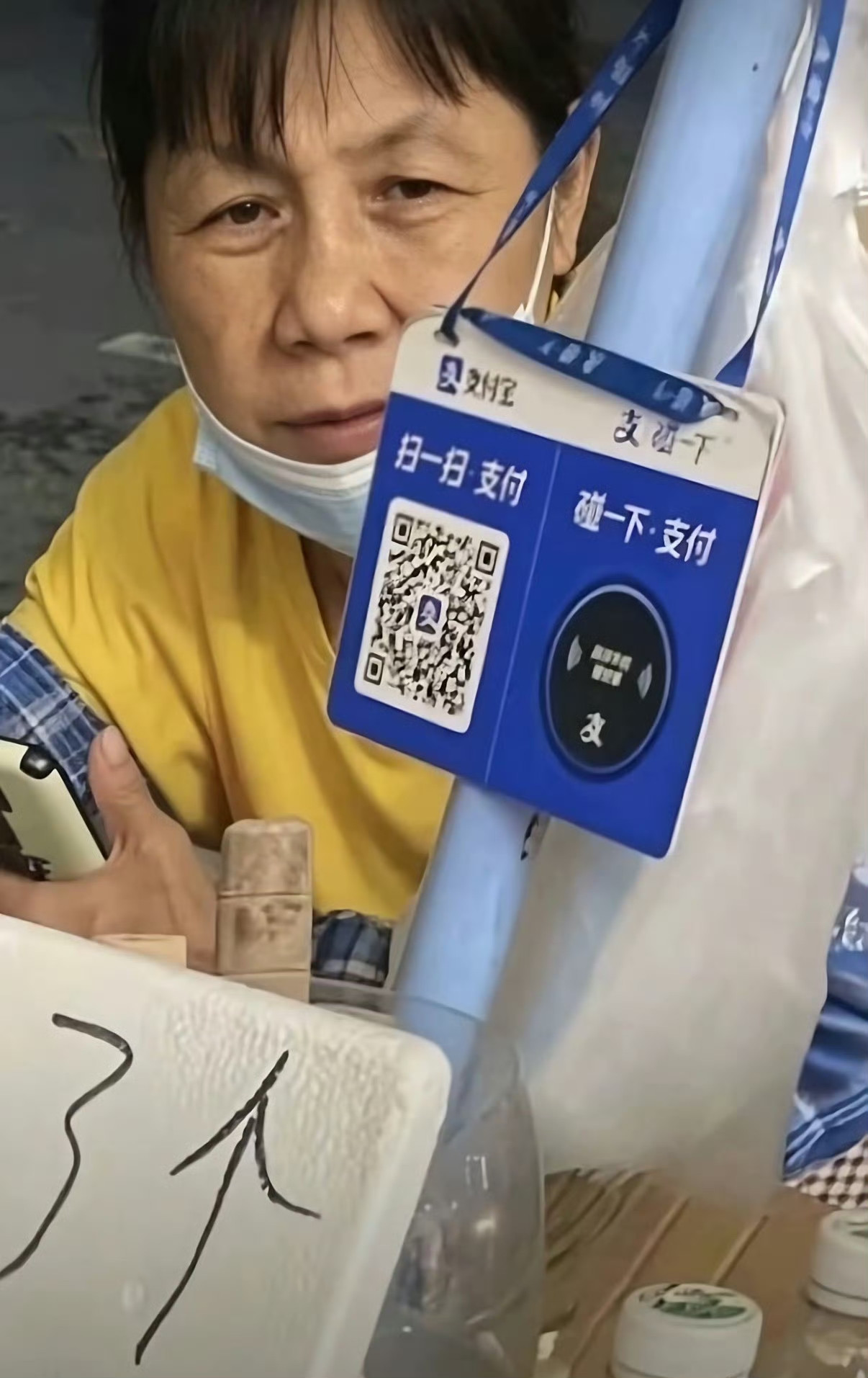 谁能想到潜逃20年的梅姨，是邻居眼里的老实人，却是拐卖孩子的真凶。梅姨靠着捡破烂，卖芒果伪装成和善老