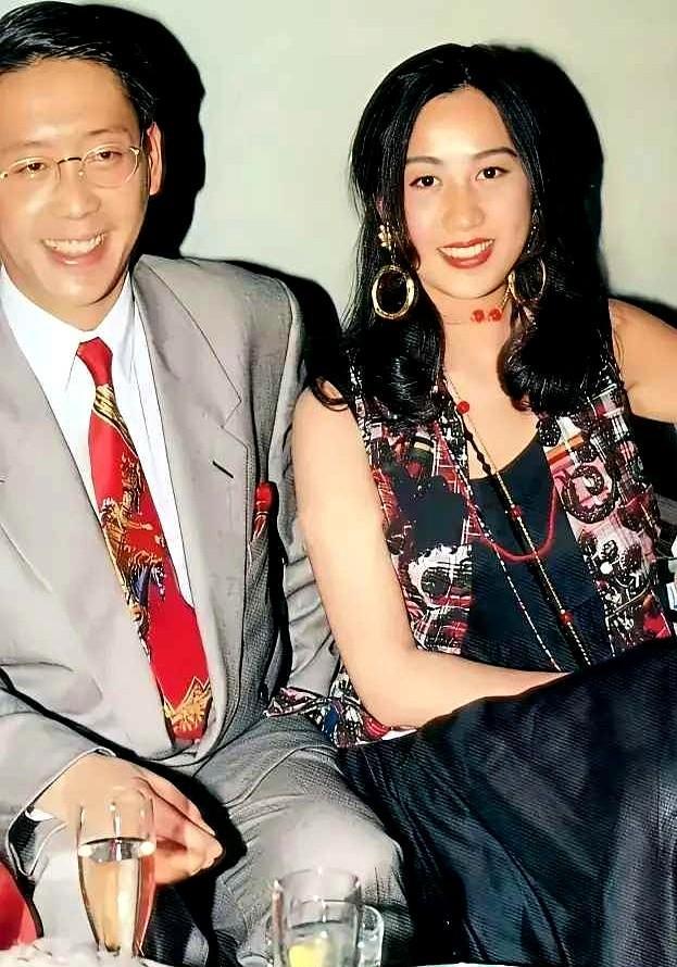 她没嫁进豪门，却把豪门的门拆了，自己盖了座楼。金鸡奖评委席上，她是那个能定生死