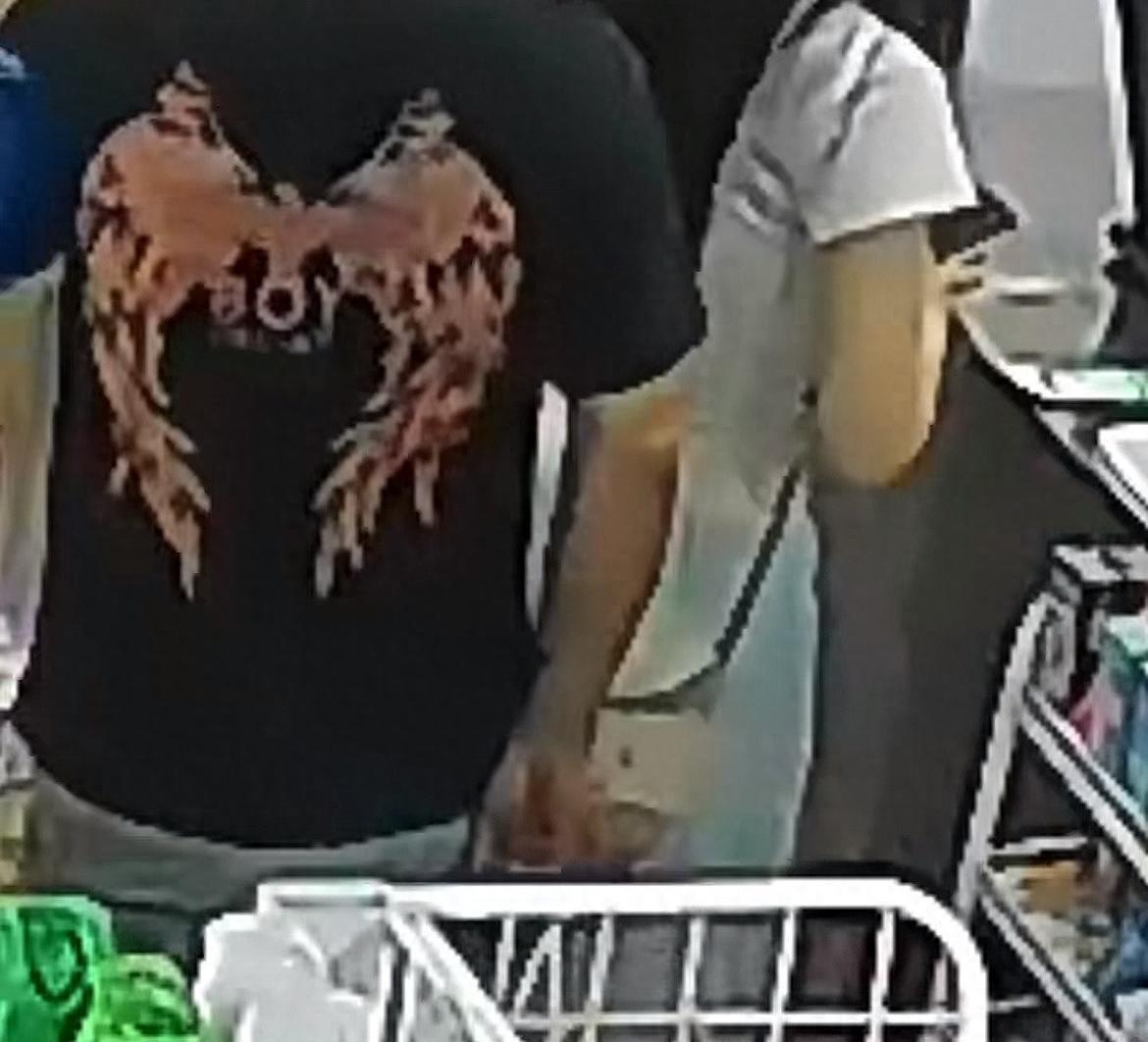 包被碰就喊“摸臀”？监控还原真相，谁该道歉？8月28日23时31分，浙江丽水