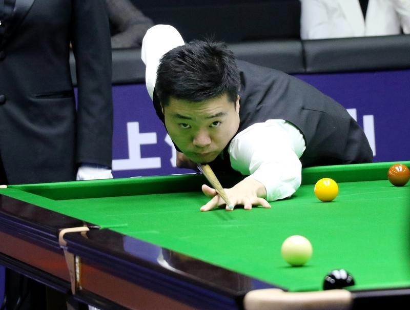 奥沙利文打球像遛弯，吃着苹果刷视频，单杆115说来就来。赵心童拼到最后一颗球，