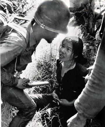 1959年，一美军抓到了一个漂亮的越南女兵，女兵突然脱掉上衣，美国大兵正开心得放