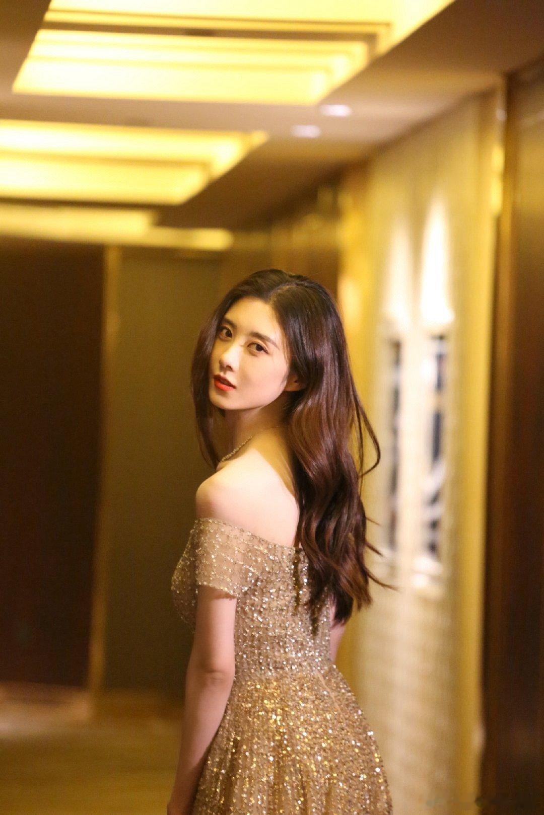 曹斐然在演综从跑龙套演到女主曹斐然在演综书写传奇，从跑龙套到女主蜕变，热血励志！