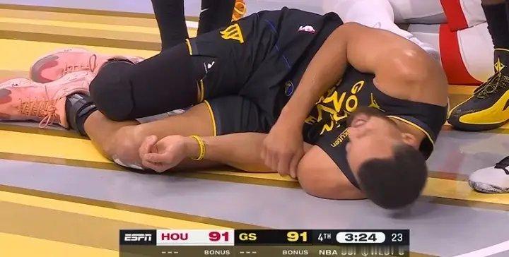 阿门这次突破，直接撞倒了库里，裁判的第一反应是进攻犯规，但回看后改判，库里防守犯