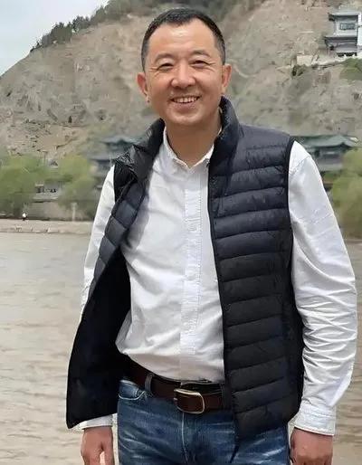 “清华icon硕士”出身的陈行甲，语出惊人：“当官之所以腐败，无非养儿子，买房子