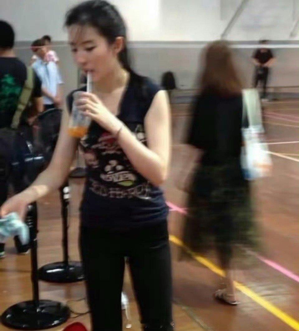 看刘亦菲这个样子就是缺乏锻炼