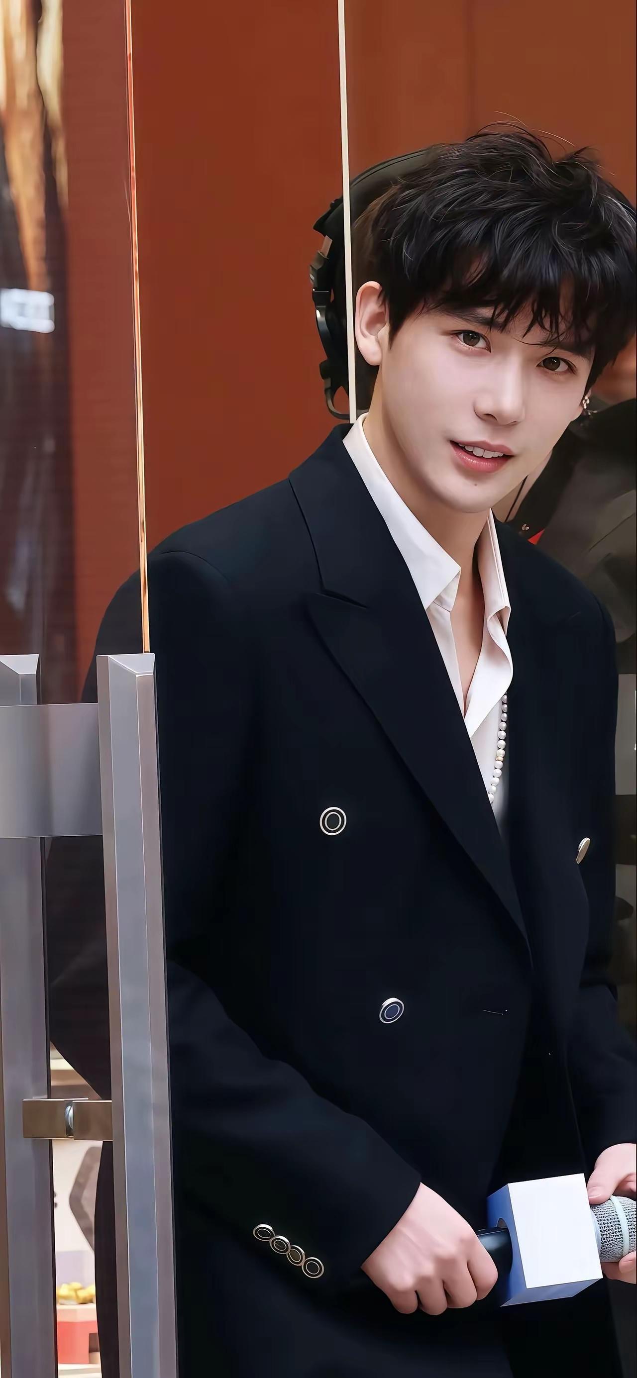 王安宇最近可是备受关注啊！他和章若楠官宣合作新剧《想把你和时间藏起来》，导演是黄