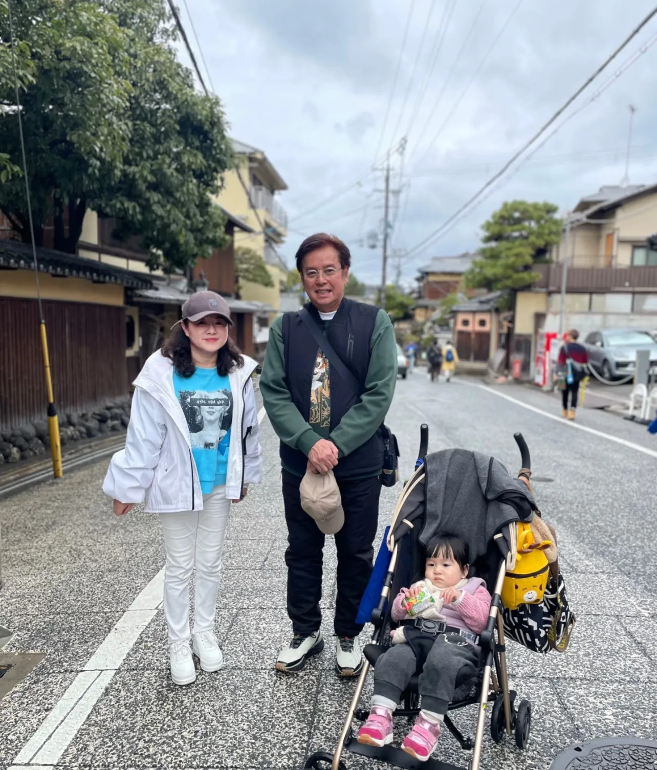 谭咏麟日本雨中漫步享蟹宴我的天哪！你敢信？74岁的谭咏麟