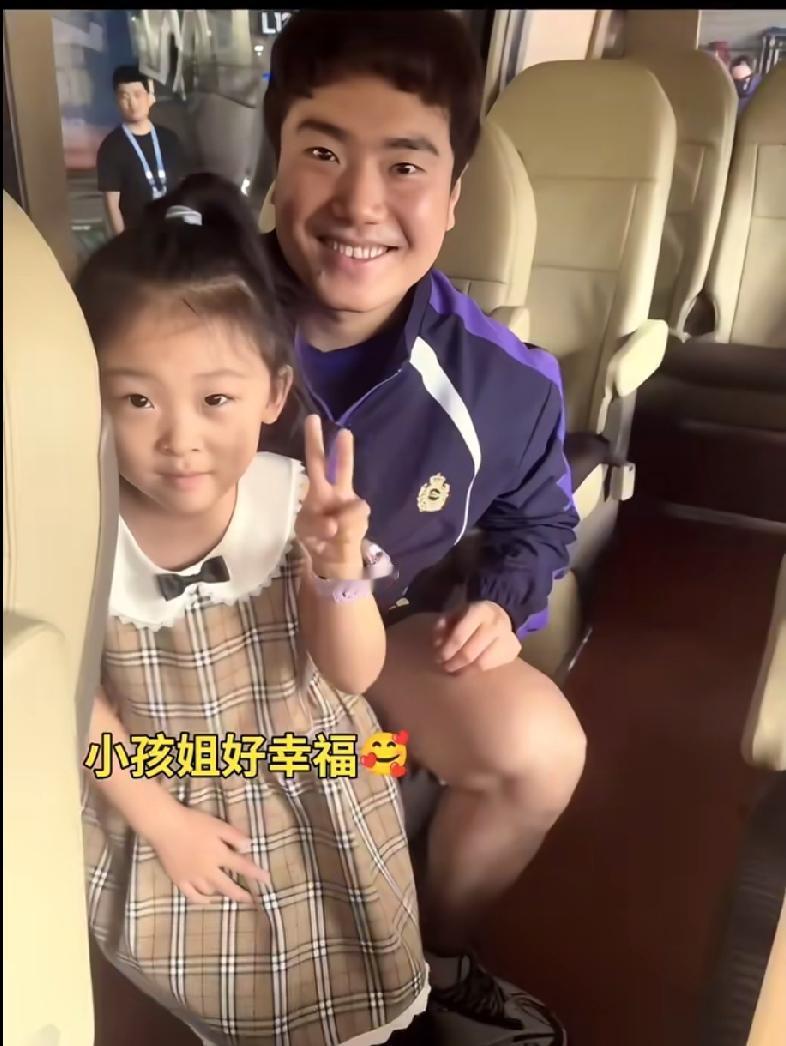 被这一组合照狠狠羡慕住了，小小女孩和一众国乒教练、主力纷纷合影。很多人都知道她