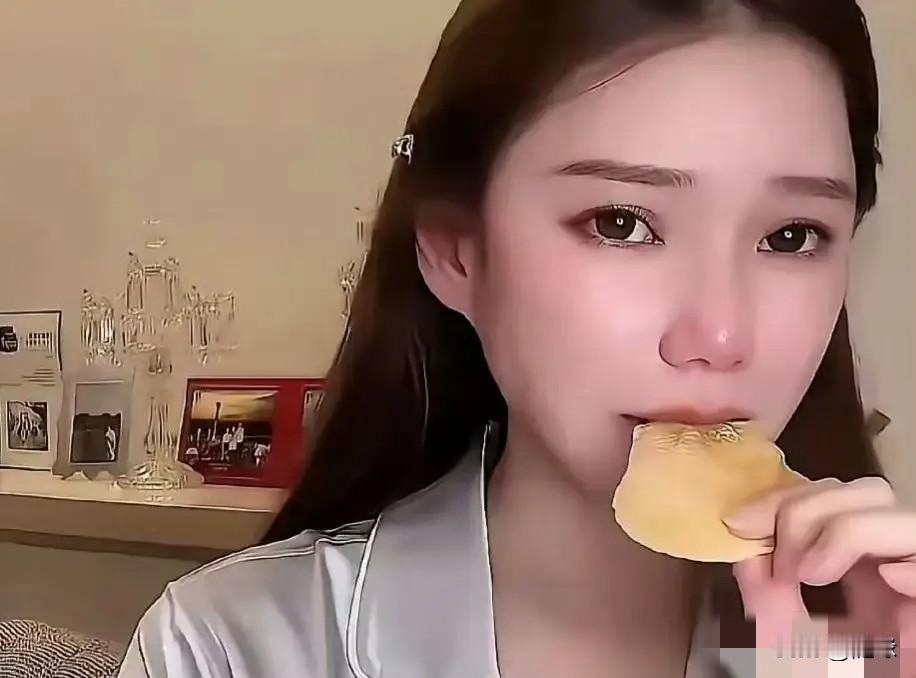 谁能想到，亲妈离开快一年了，11岁的小玥儿至今不敢一个人睡觉，极度缺乏安全感。