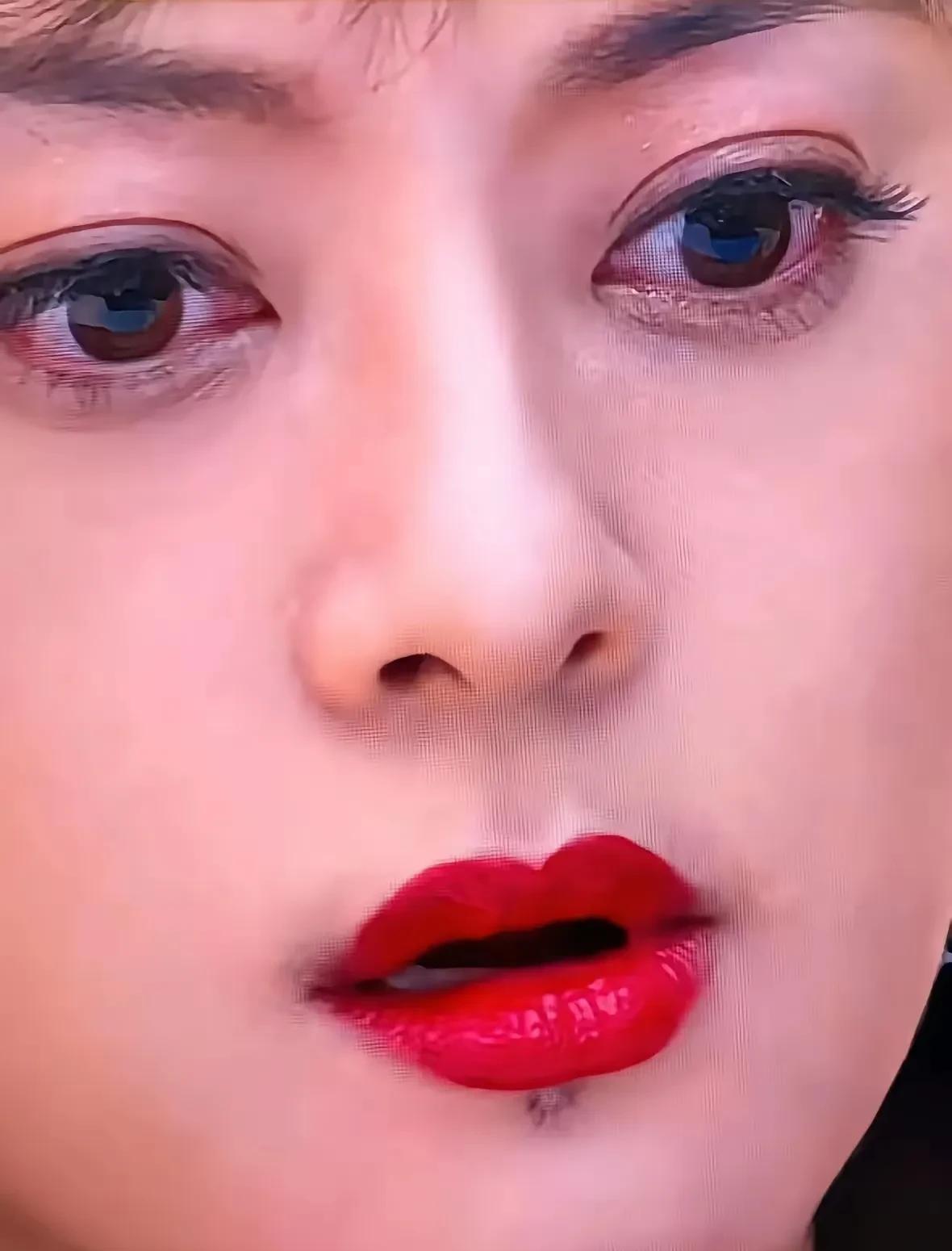 同样是脸上长痣，孙俪和杨丞琳给人们的观感完全不同。孙俪的痣长在嘴唇的下方，好像