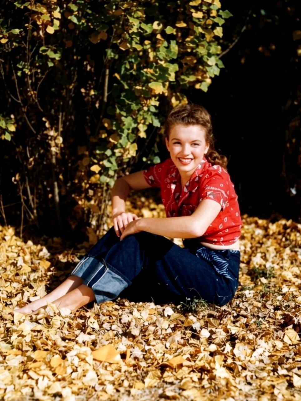 成名之前的梦露，时年19岁，一名兵工厂女工这组照片拍摄于1945年，此时梦露还未
