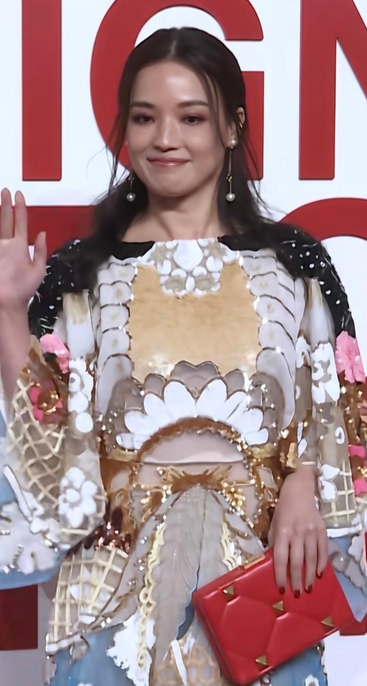 谁家的礼服把舒淇都穿老实了​​​
