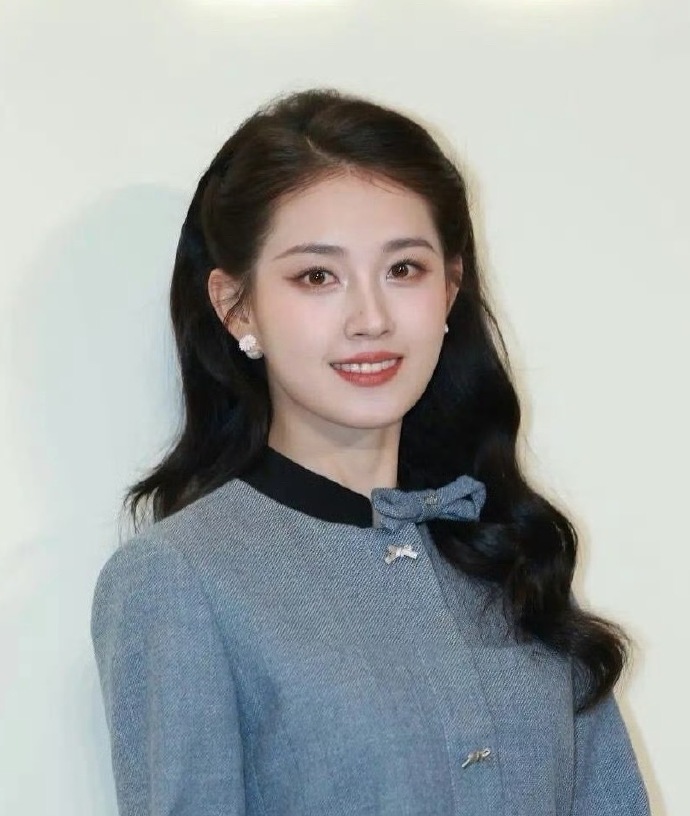 郭宇欣这张脸在短国还算出挑，胜在自然清新，放内鱼就不够看了，也子在95花里也是名