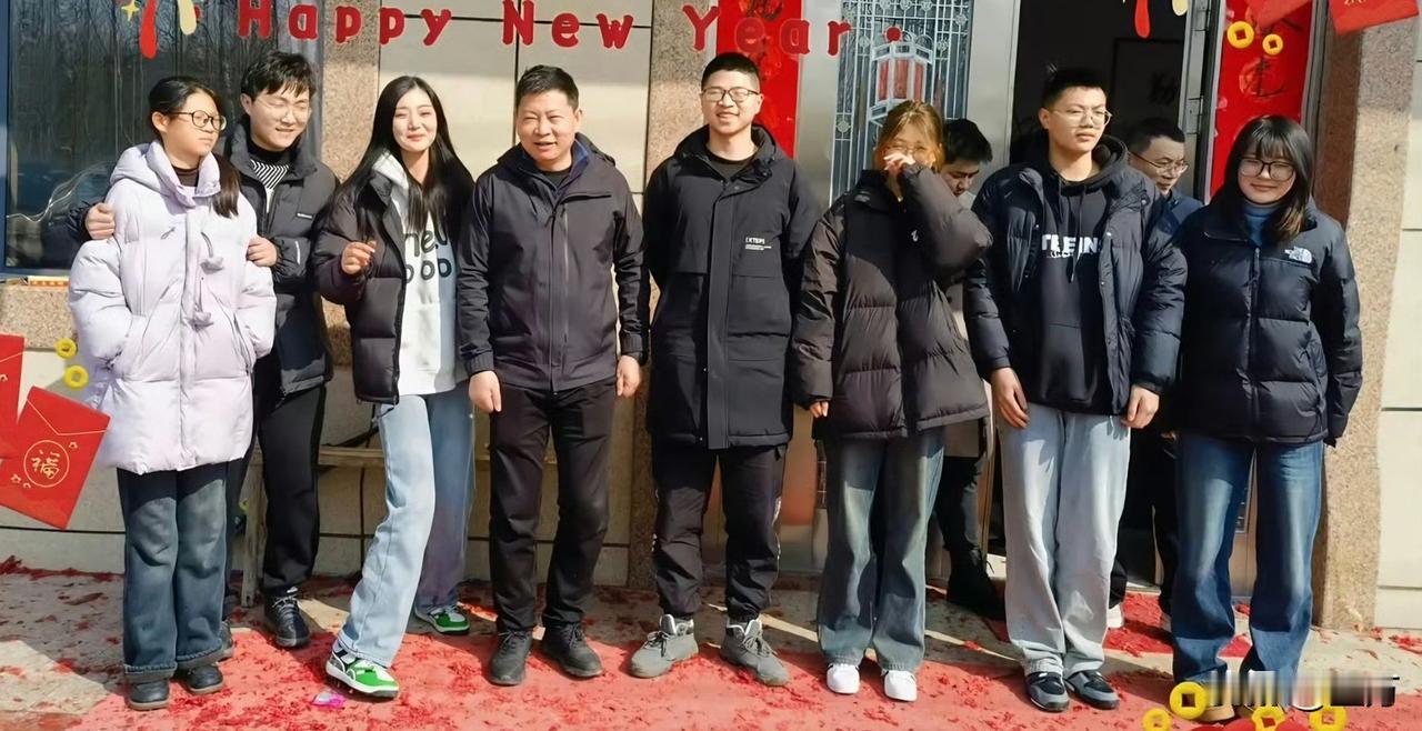 余承东回安徽老家了，和年轻人打成一片！有网友露露吸取的发出余承东在老家的照片