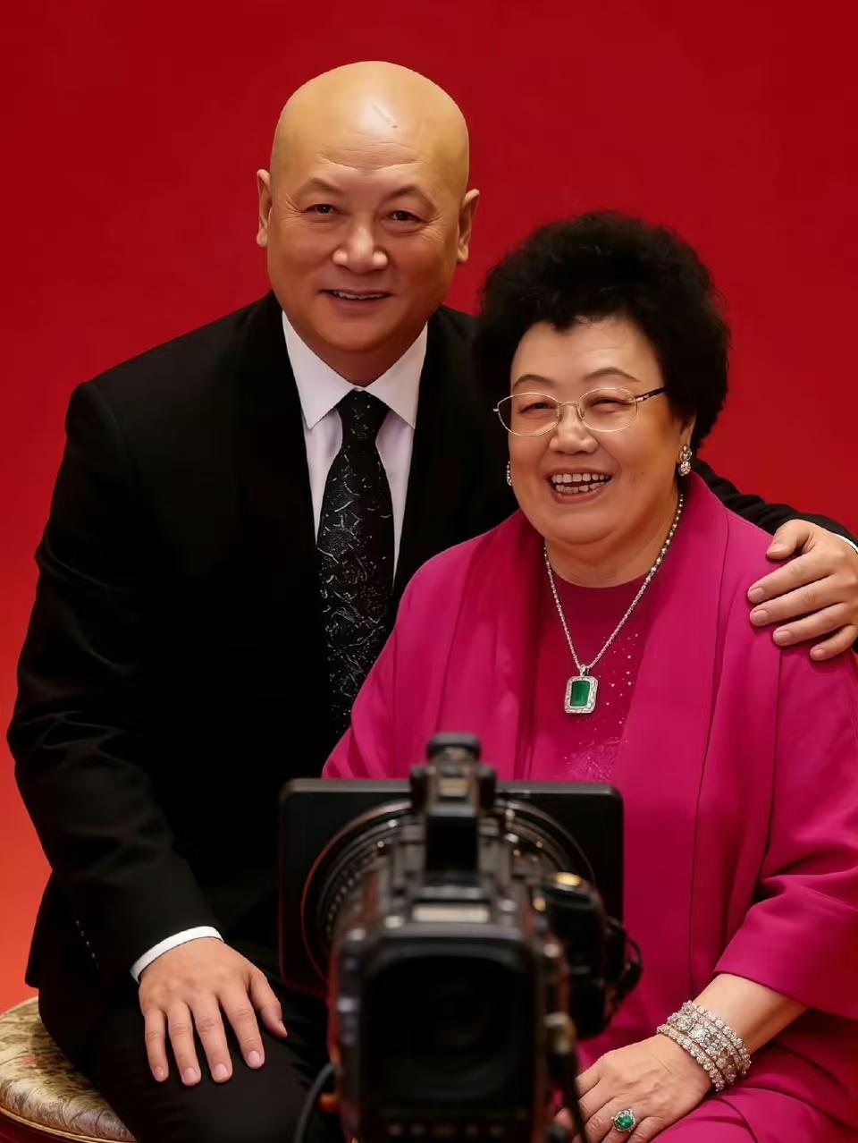 迟重瑞说：“我家里的人比较传统，我夫人她就是一个满族人，满族人的规矩特别大、特别