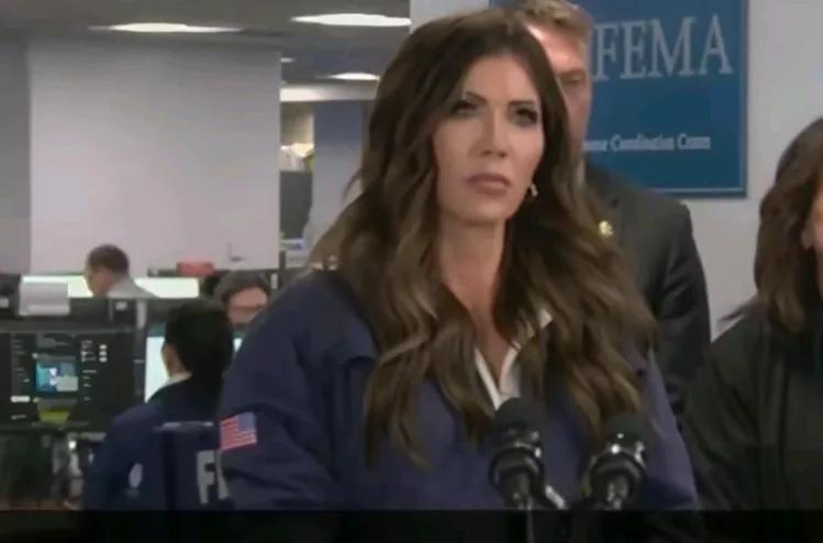 《华尔街日报》报道，当地时间24日，由于最新曝光的一段视频显示，当天被联邦特工枪