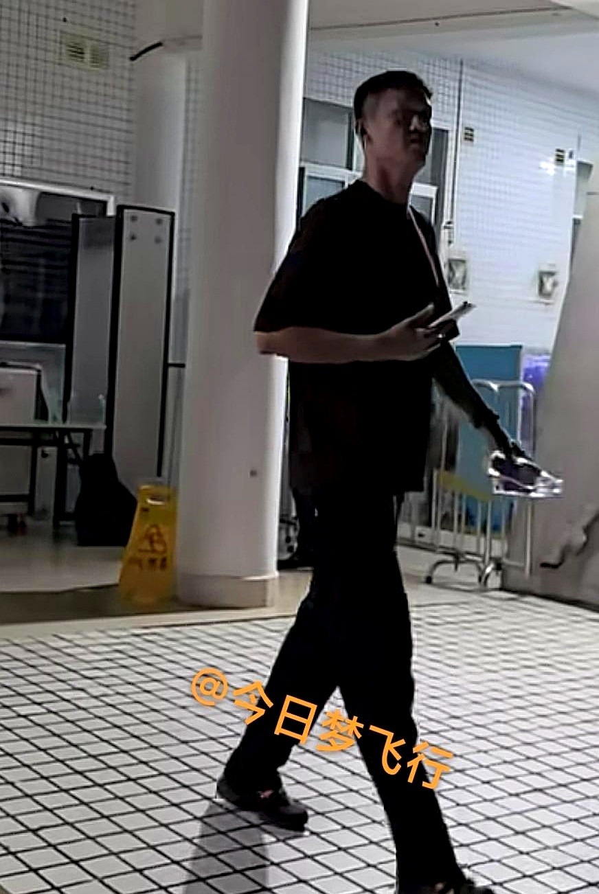 怪不得徐杰下半场直接坐在场边当起了看客，原来亚科夫列维奇在惠州站打深圳这第二场，纯粹是拿来磨合轮换阵