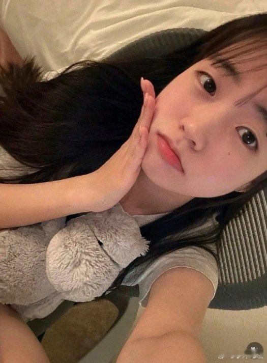 网友扒出疑似Gumayusi女友：神似性转版本的辅助队友Keria！作为ad选手