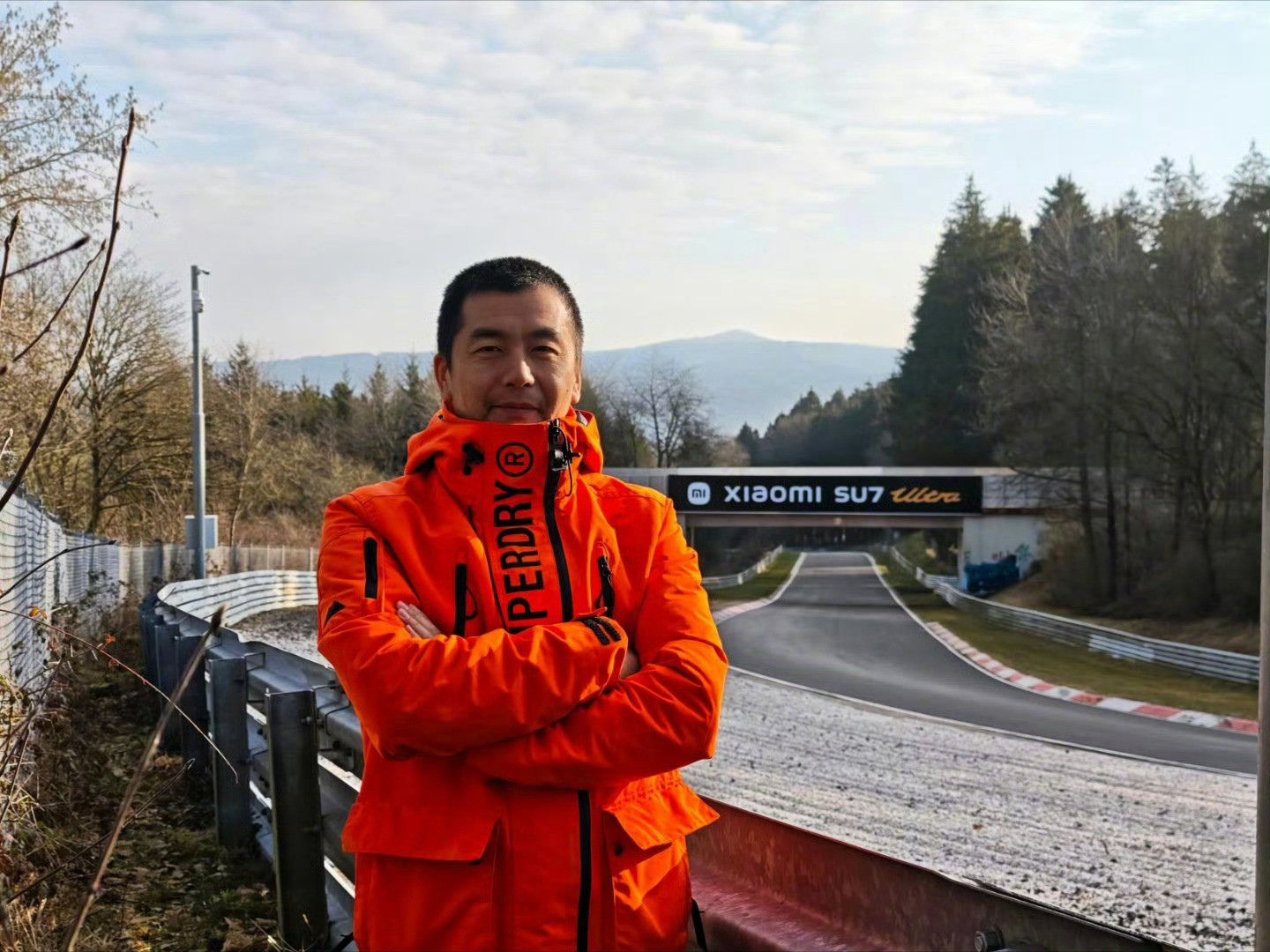 小米SU7Ultra量产版去纽北了，这次纽北广告牌有了小米汽车，中国汽车出海跑