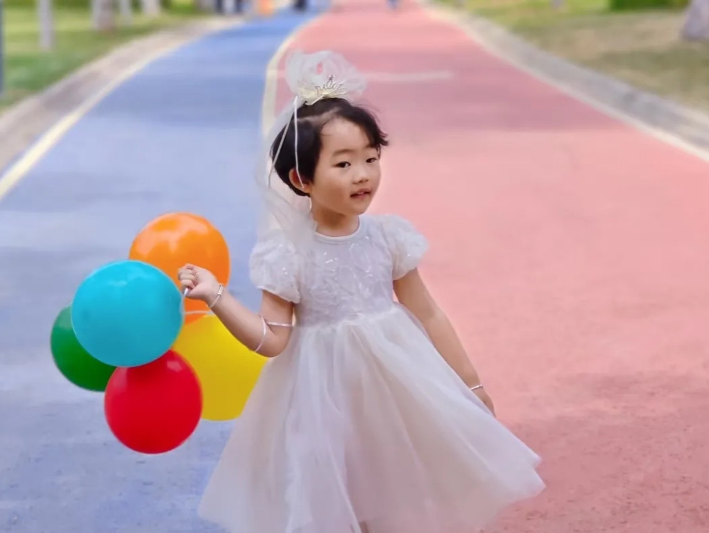 邻居两夫妇出车祸走了，留下个四岁女儿。老婆见孩子可怜决定收养没真想在上大学的儿子