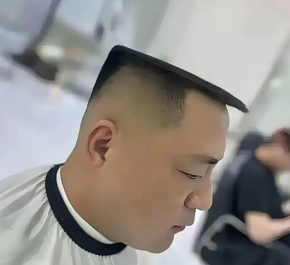 网上一帅小伙剪了个168元的平头，这造型别说，还挺奇特的，倒不是说有多好看，而是