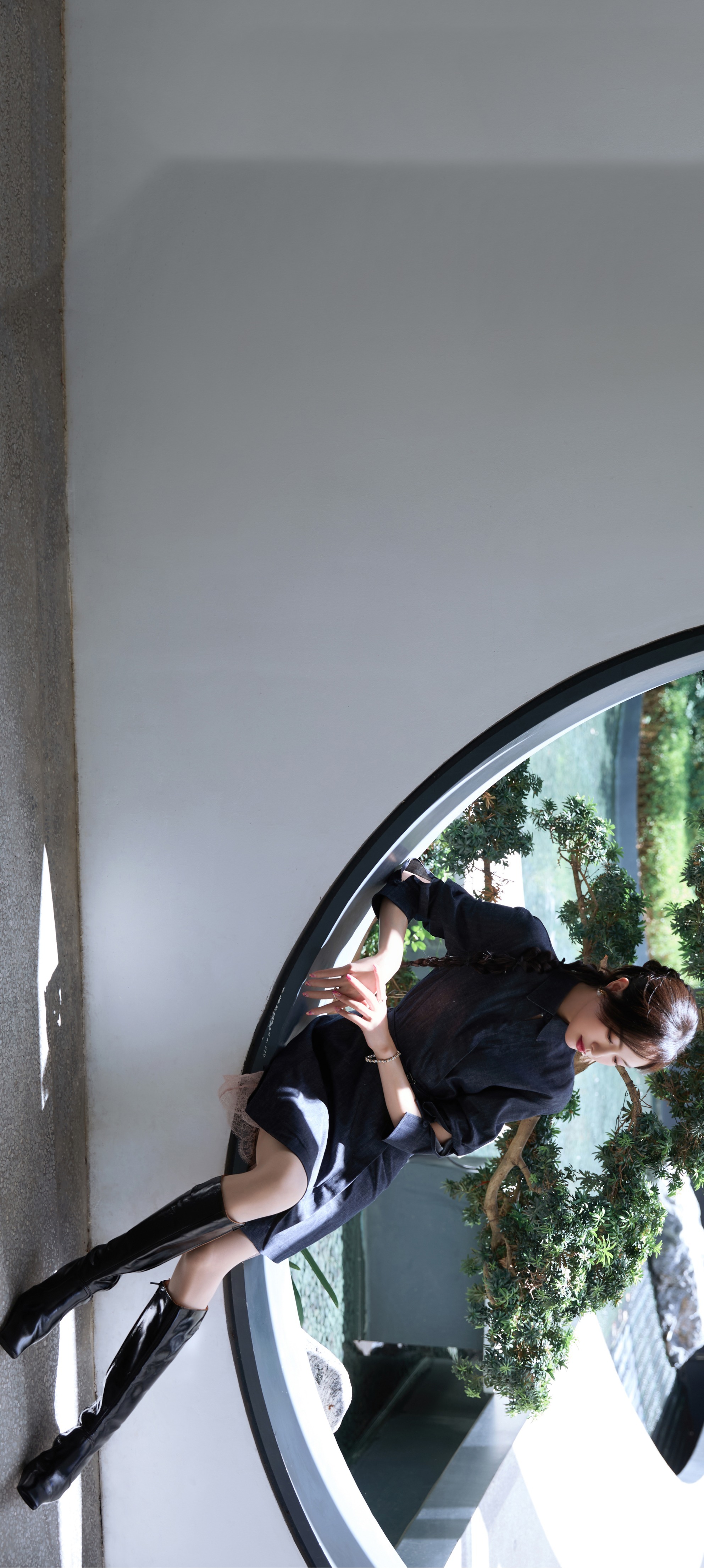 唐嫣穿搭壁纸：马尾红唇，热烈凝视。唐嫣